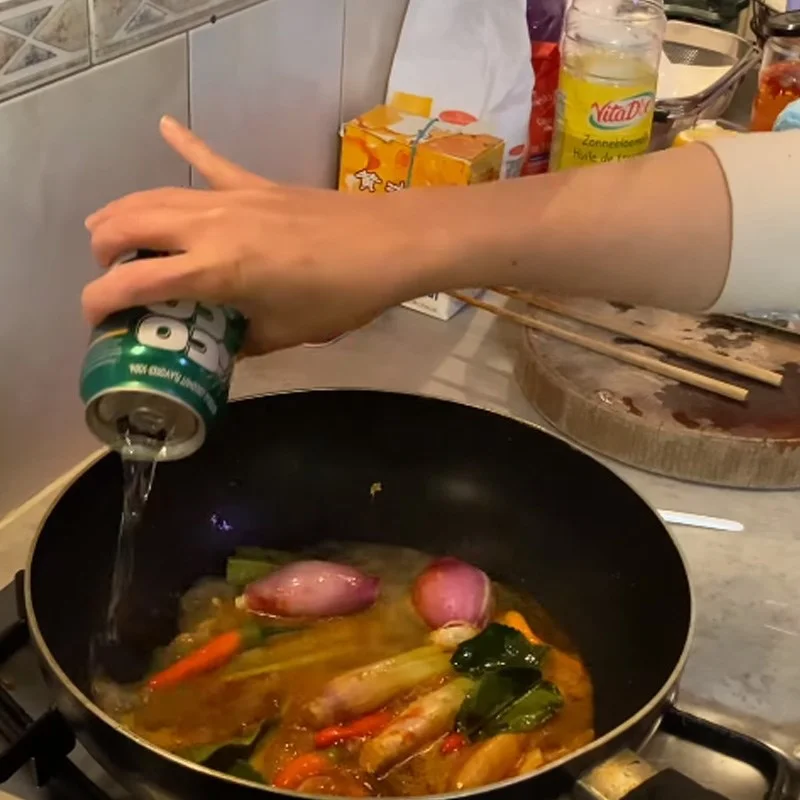 Step 4 Cook the hotpot broth for lobster seafood hotpot