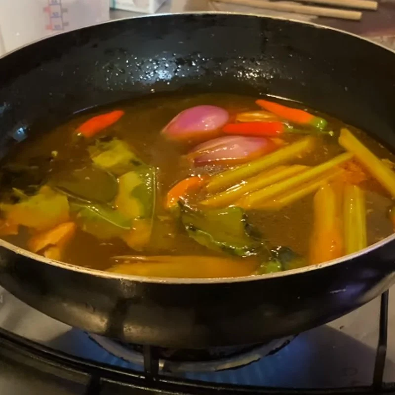 Step 4 Cook the hotpot broth for lobster seafood hotpot