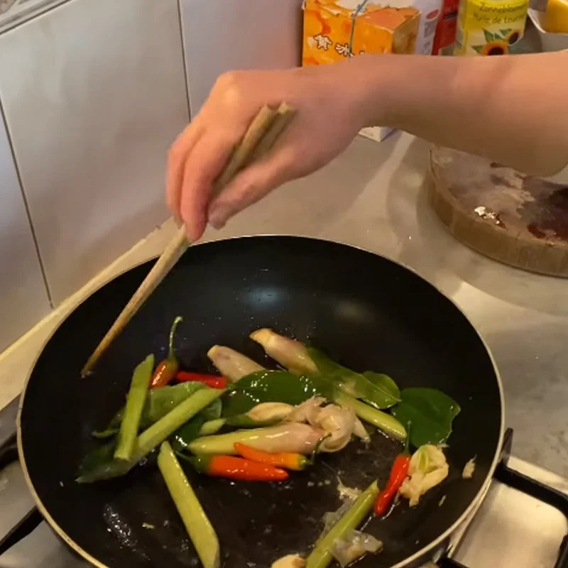 Step 4 Cook the hotpot broth for lobster seafood hotpot