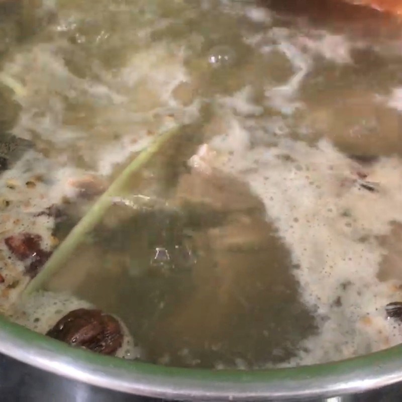 Step 4 Cook the broth for beef bone hotpot