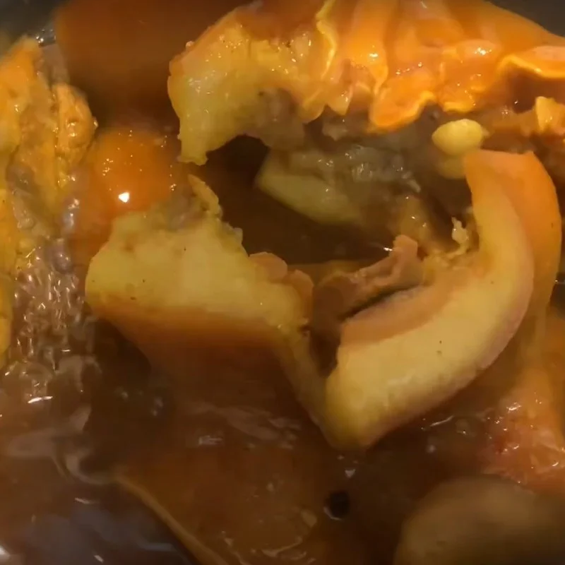 Step 4 Cooking the pork stew for the pork stew sandwich