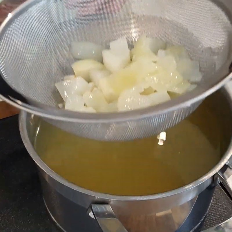 Step 2 Cooking and filtering the broth for Korean fish cake soup