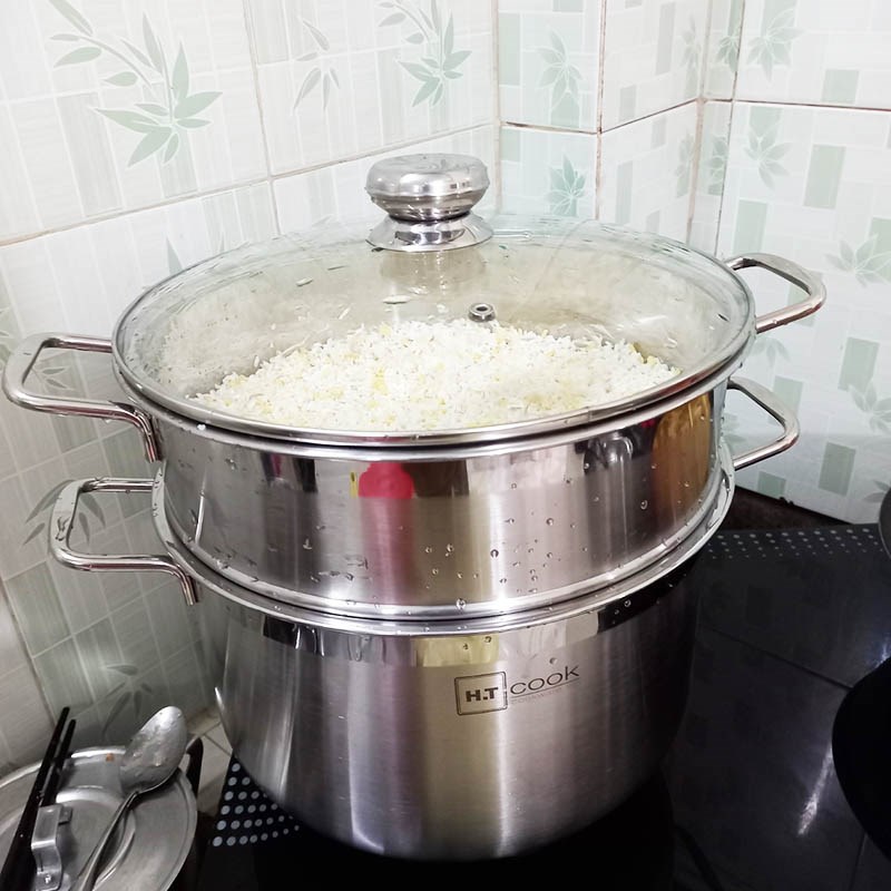 Step 6 Cook sticky rice with pork leg and coconut water