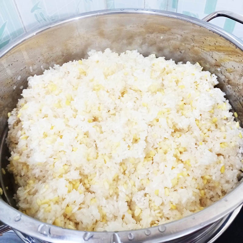 Step 6 Cook sticky rice with pork leg and coconut water