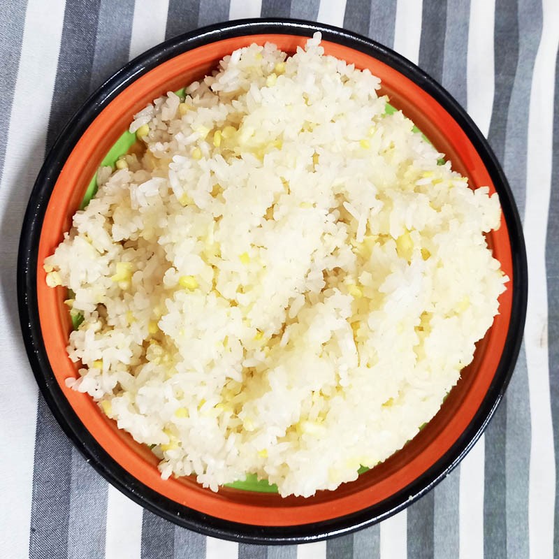 Step 6 Cook sticky rice with pork leg and coconut water