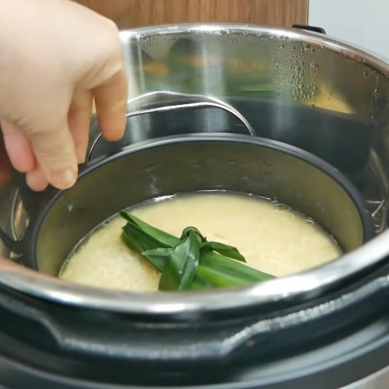Step 1 Cook sticky rice Savory sticky rice with a pressure cooker