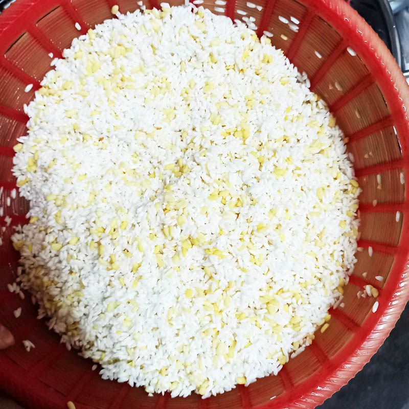 Step 6 Cook sticky rice with pork leg and coconut water
