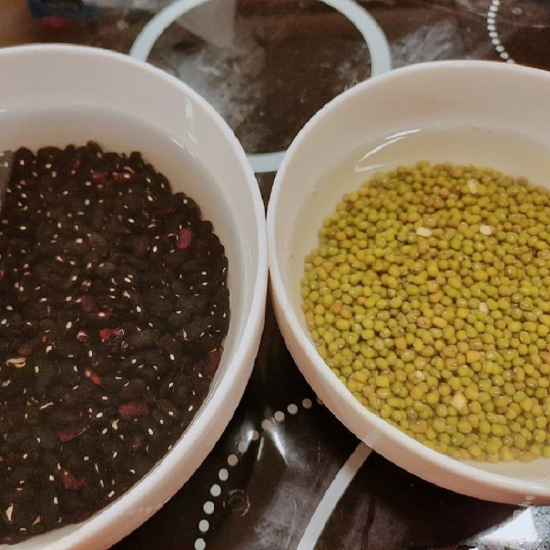 Step 1 Soak black beans and green beans Black Bean and Green Bean Sweet Soup using a Pressure Cooker