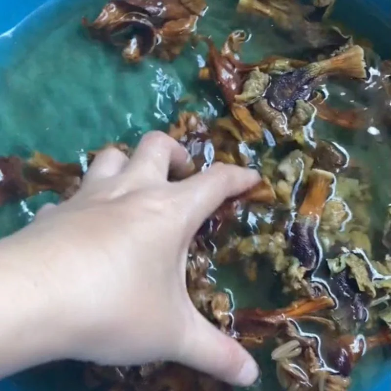 Step 2 Soaking dried Nuc Nac flowers How to process dried Nuc Nac flowers