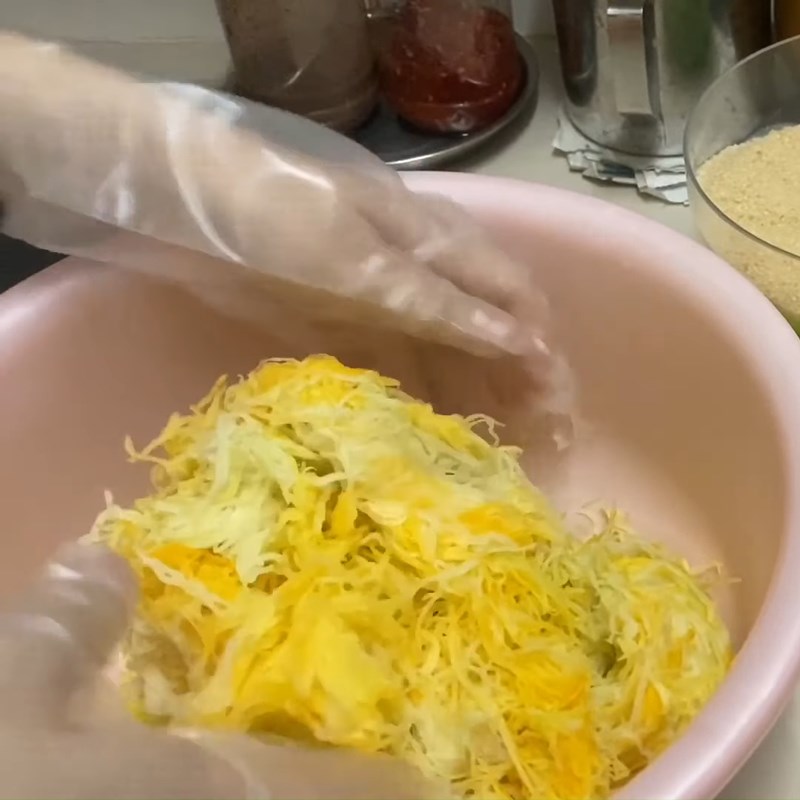 Step 2 Soak the papaya in salt for simple fish sauce with papaya
