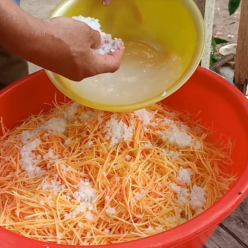 Step 2 Salt soaking papaya Fish sauce with snakehead fish and rice powder