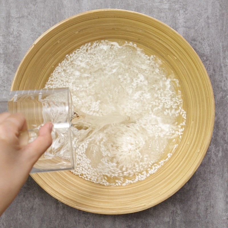 Step 1 Soak the glutinous rice for mung bean sticky rice