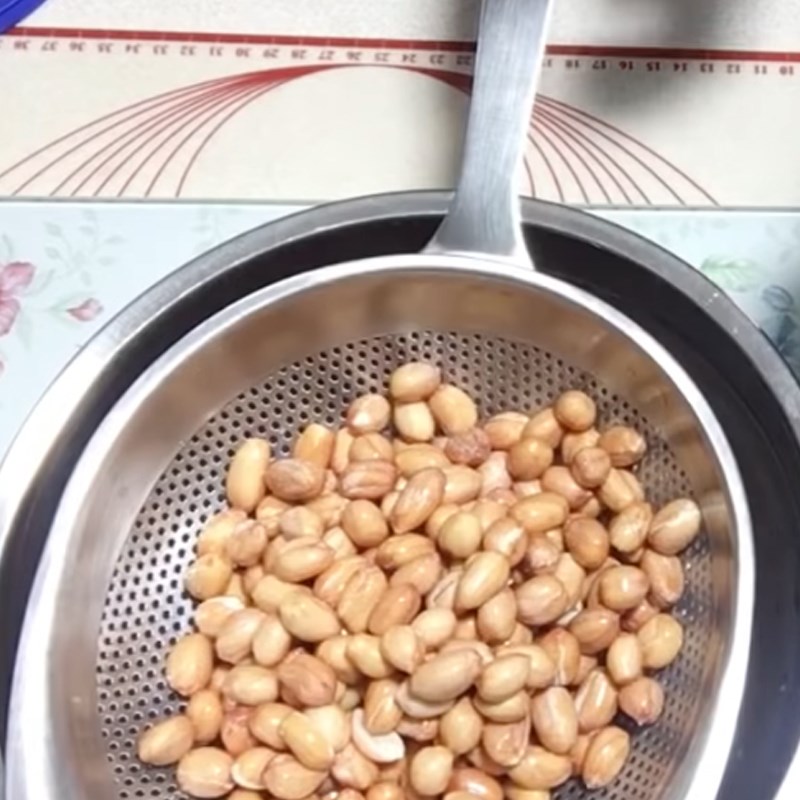 Step 1 Soak the sticky rice and peanuts Peanut sticky rice using a pressure cooker
