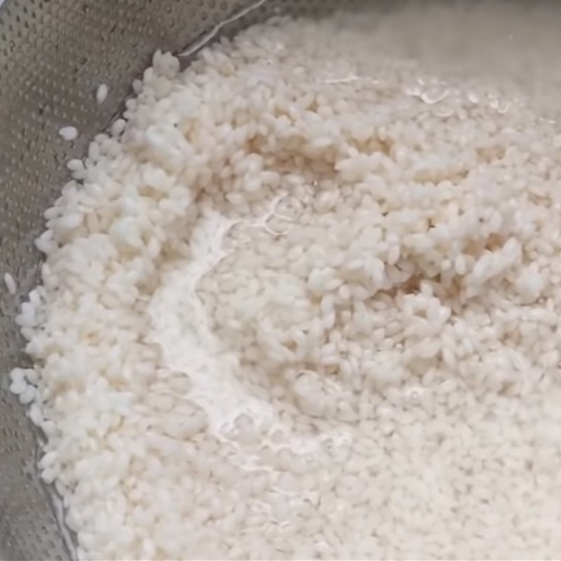 Step 1 Soak glutinous rice and mung beans with a pressure cooker