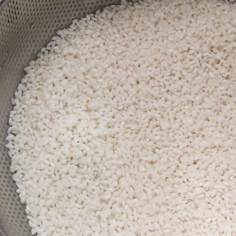 Step 1 Soak glutinous rice and mung beans with a pressure cooker
