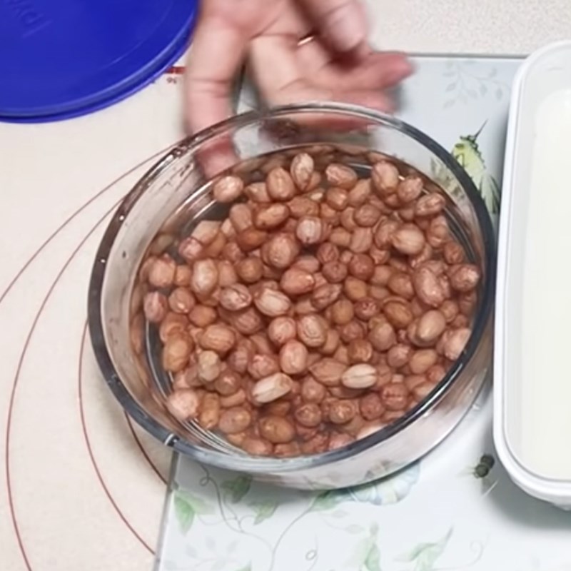 Step 1 Soak the sticky rice and peanuts Peanut sticky rice using a pressure cooker