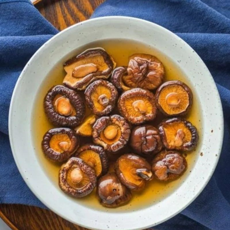 Step 1 Soak the apples, lotus seeds, and shiitake mushrooms for Lotus Root and Red Apple Soup