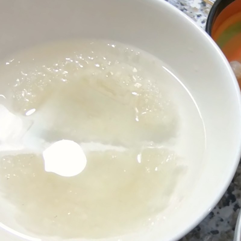 Step 1 Soak bird's nest, red apples, and longan Red Apple Steamed Bird's Nest with Longan
