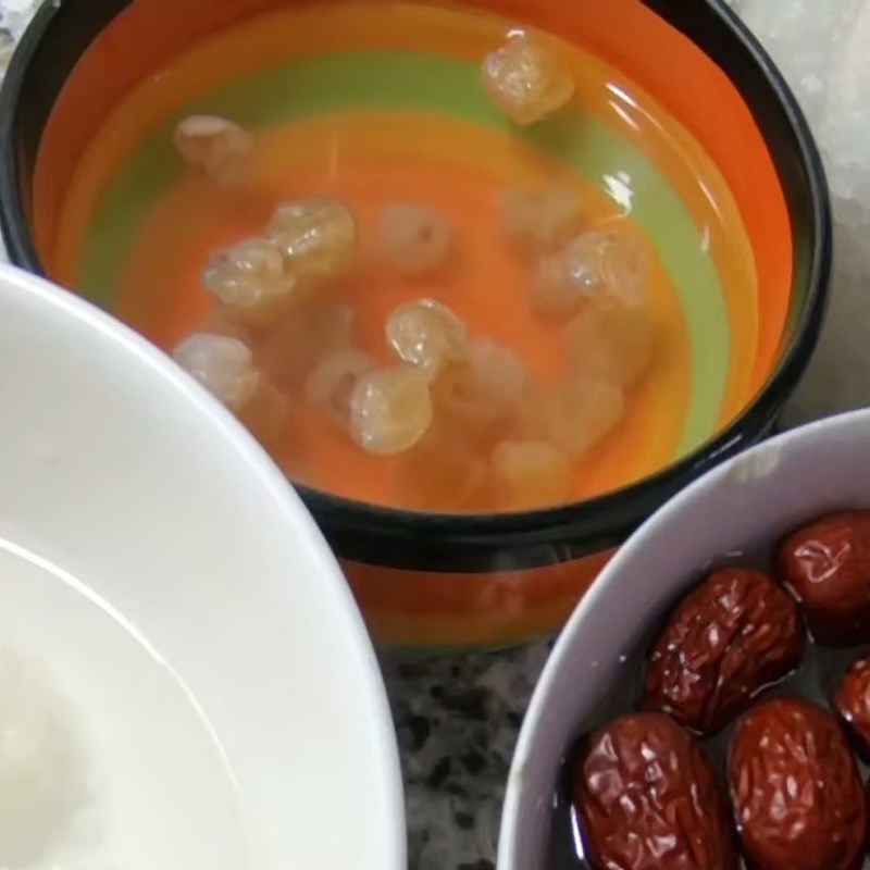 Step 1 Soak bird's nest, red apples, and longan Red Apple Steamed Bird's Nest with Longan