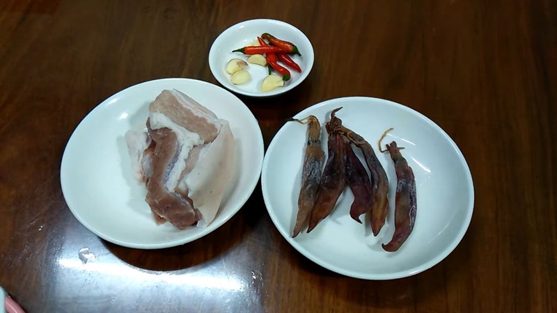 Ingredients for the dish 3 ways to make salted dried squid
