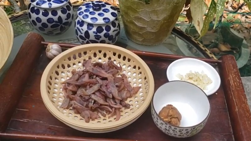 Ingredients for the dish 3 ways to make salted squid with tamarind