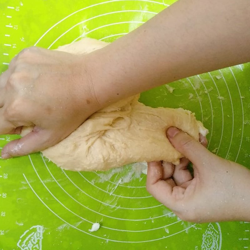 Step 2 Knead the dough and proof the dough for the first time Dried fruit jam bread