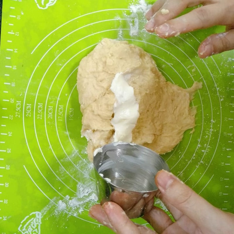 Step 2 Knead the dough and proof the dough for the first time Dried fruit jam bread