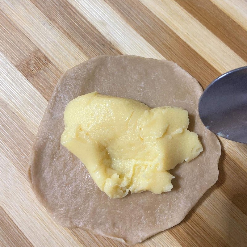 Step 3 Stuff the filling into the dough Chocolate egg milk bread