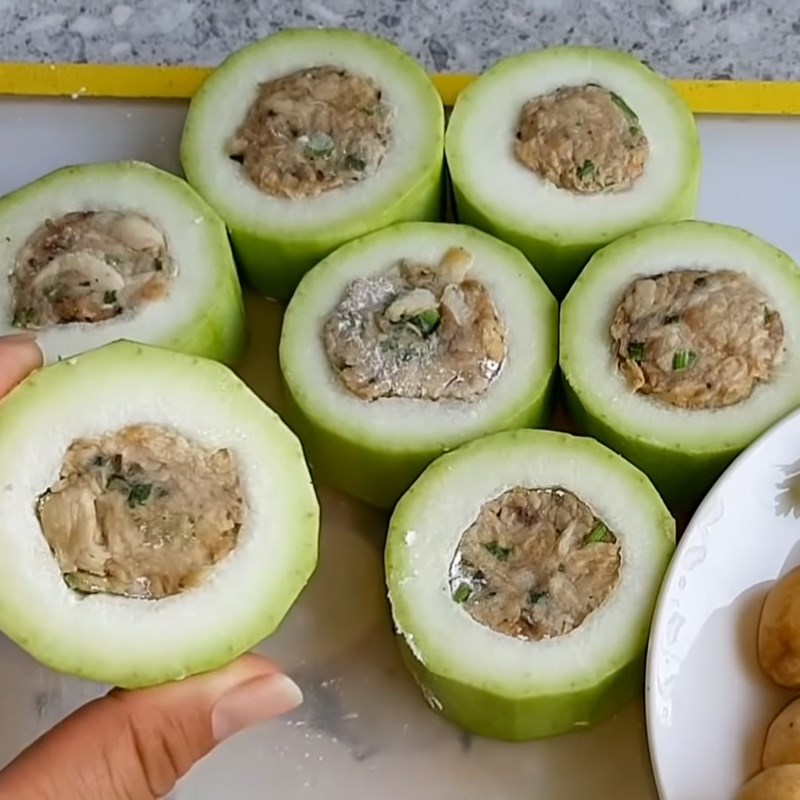Step 3 Stuff the vegetarian meat for stuffed bitter gourd with vegetarian meat