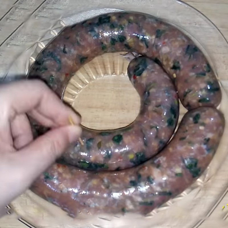 Step 4 Stuffing meat into the pig's intestine Fried pork sausage with lemongrass and chili