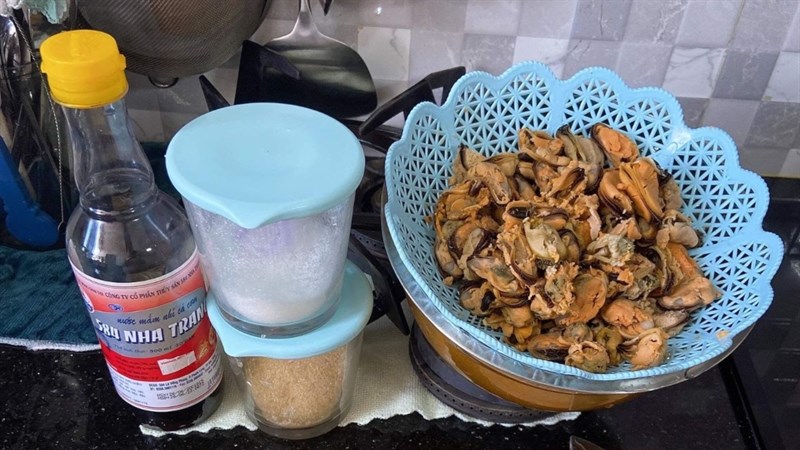 Ingredients for the dish stir-fried green mussels with lemongrass and chili