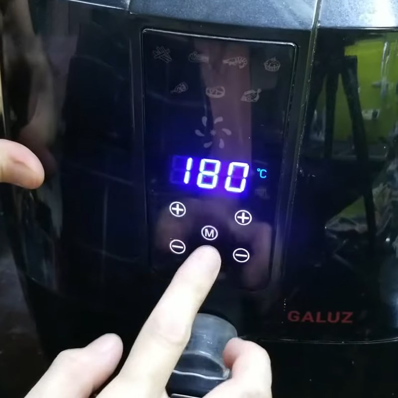 Step 4 Baking banana yogurt cake with an air fryer