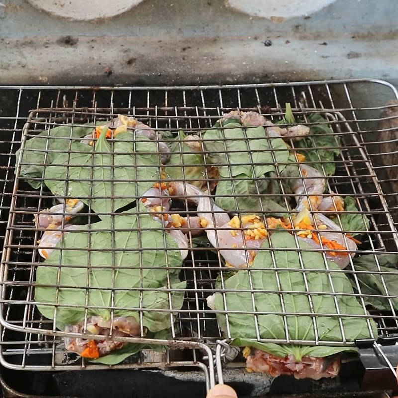 Step 3 Grilling frog Whole frog grilled with guava leaves