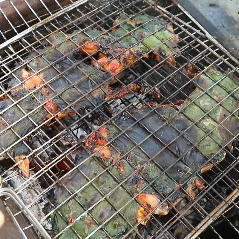 Step 3 Grilling frog Whole frog grilled with guava leaves