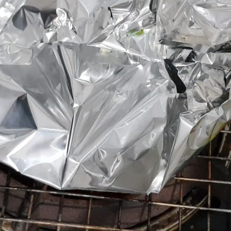 Step 3 Grill the frog Frog mixed with lolot leaves wrapped in foil