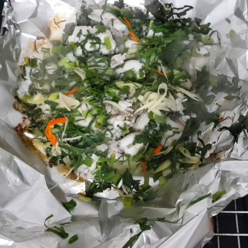 Step 3 Grill the frog Frog mixed with lolot leaves wrapped in foil