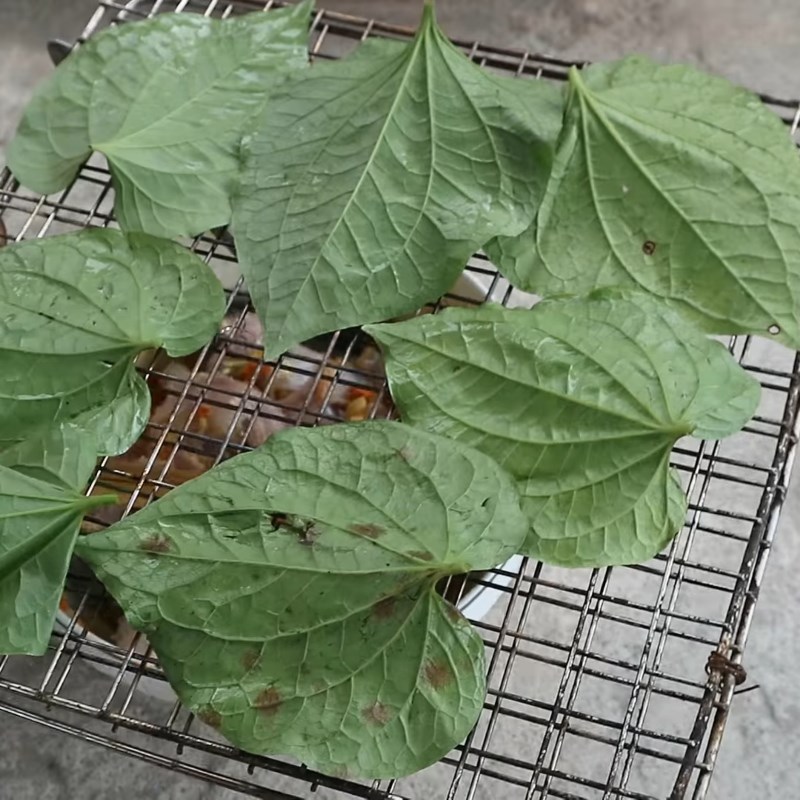 Step 3 Grilling frog Whole frog grilled with guava leaves