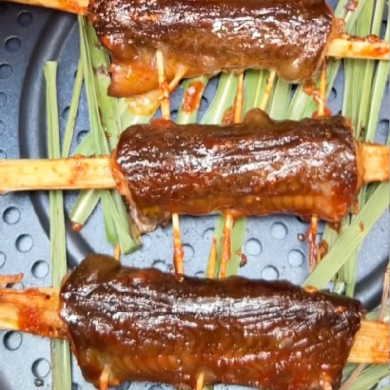 Step 3 Grilling eel Eel in salt and chili water (Recipe shared from Tiktok Cooking with TasteVN)