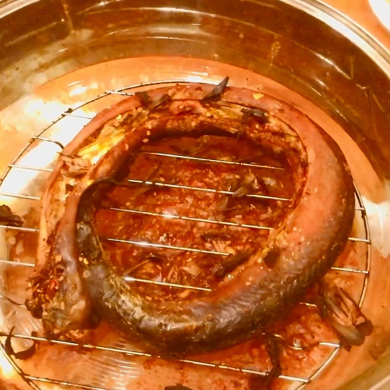 Step 3 Grilling eel Grilled eel with salt and chili