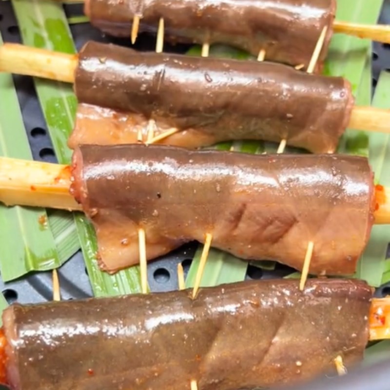 Step 3 Grilling eel Eel in salt and chili water (Recipe shared from Tiktok Cooking with TasteVN)