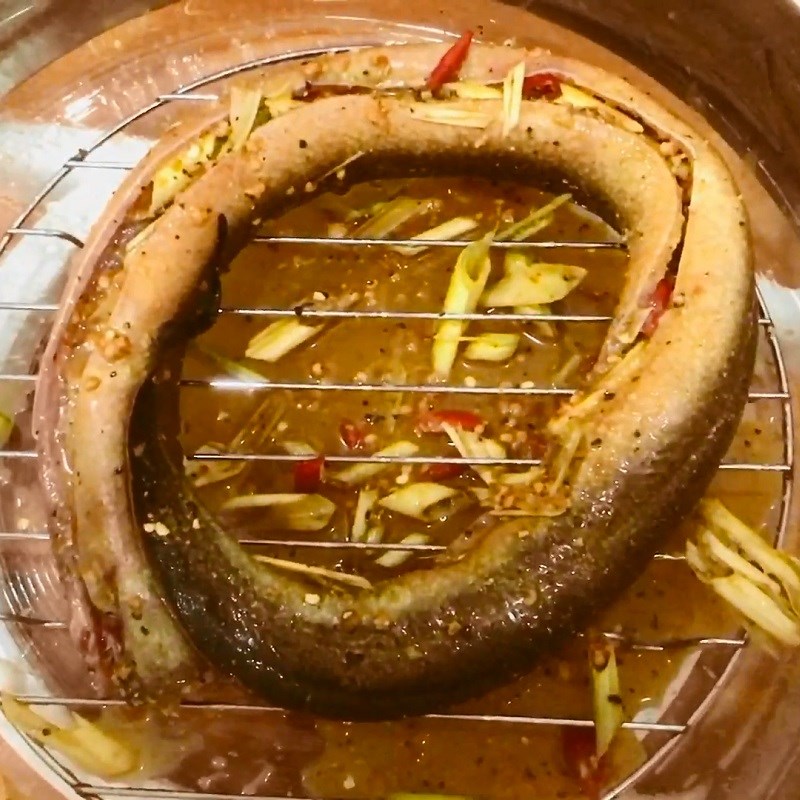 Step 3 Grilling eel Grilled eel with salt and chili