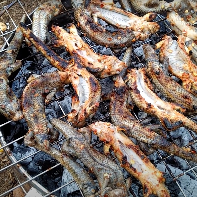 Step 2 Grill the Lizard Snake Grilled Lizard Snake with Salt and Chili