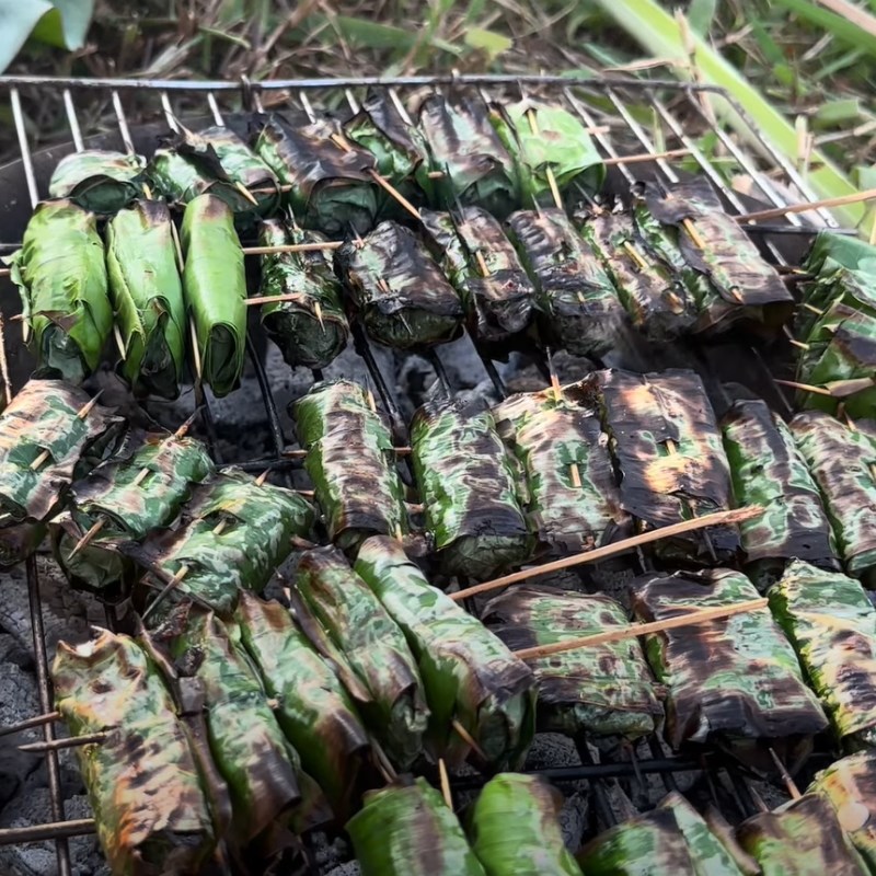 Step 4 Grilling lizard wrapped in lizard leaves Grilled lizard wrapped in lizard leaves