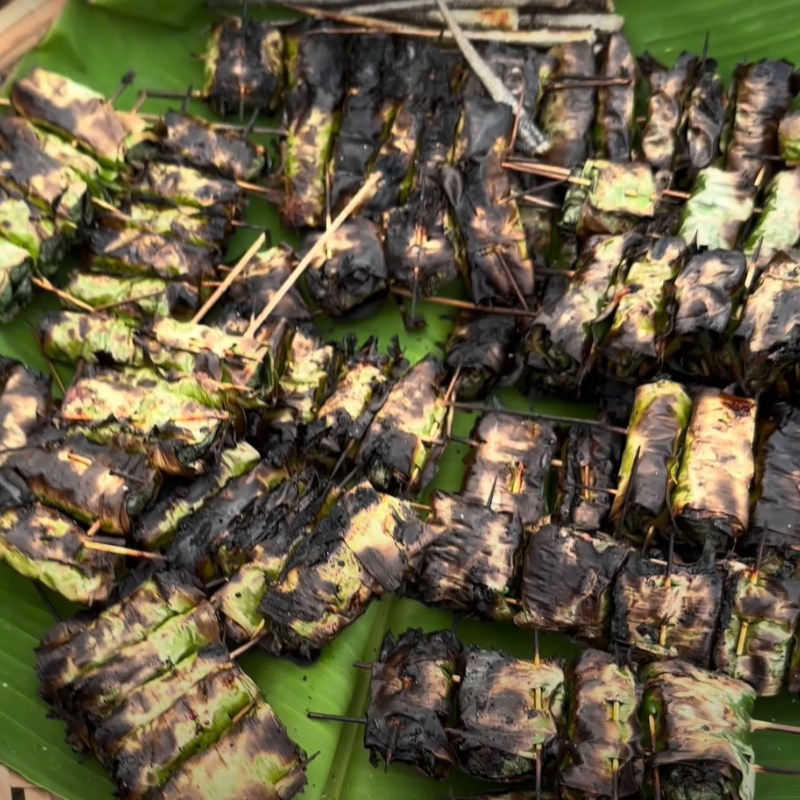 Step 4 Grilling lizard wrapped in lizard leaves Grilled lizard wrapped in lizard leaves