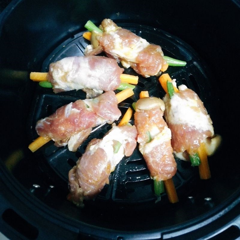 Step 5 Grilling pork rolls with vegetables using an air fryer Grilled pork rolls with vegetables