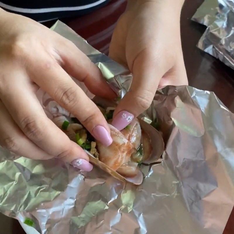Step 5 Grilling razor clams with scallion oil