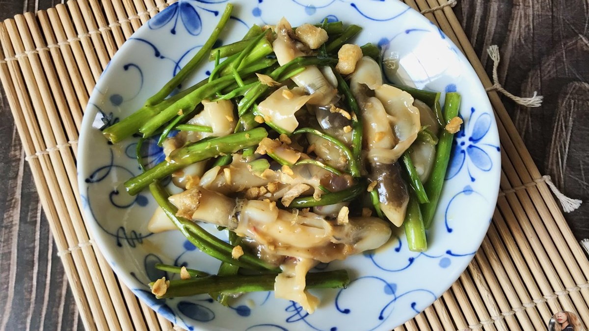 2 Ways to Make Delicious Stir-Fried Snails with Water Spinach and Stir-Fried Snails with Salted Egg 2 Stir-fried snails with water spinach