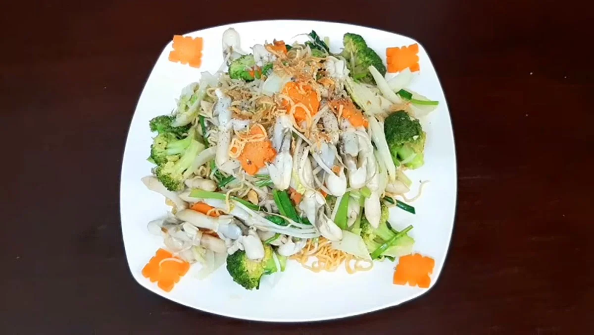 Stir-fried razor clams with vegetable noodles