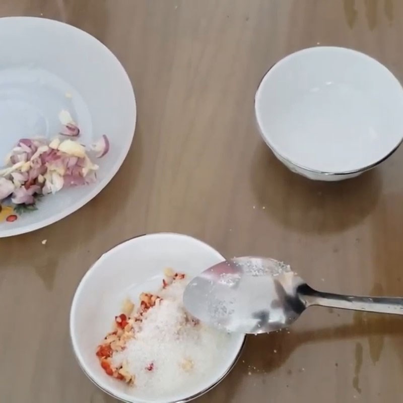 Step 3 Make the fish sauce Salted squid with sweet and salty sauce