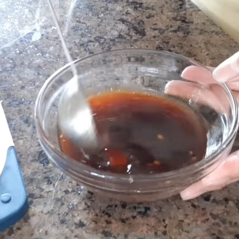 Step 2 Mix the sauce for Seafood Stir-fried Pho